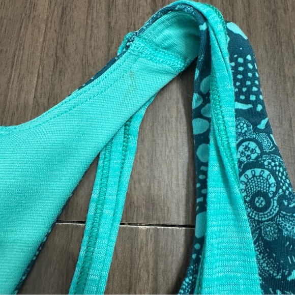 Lululemon Tank Womens 4 Green Twist & Toll 2 in 1 Yoga Gym Workout Athleisure - Picture 10 of 10